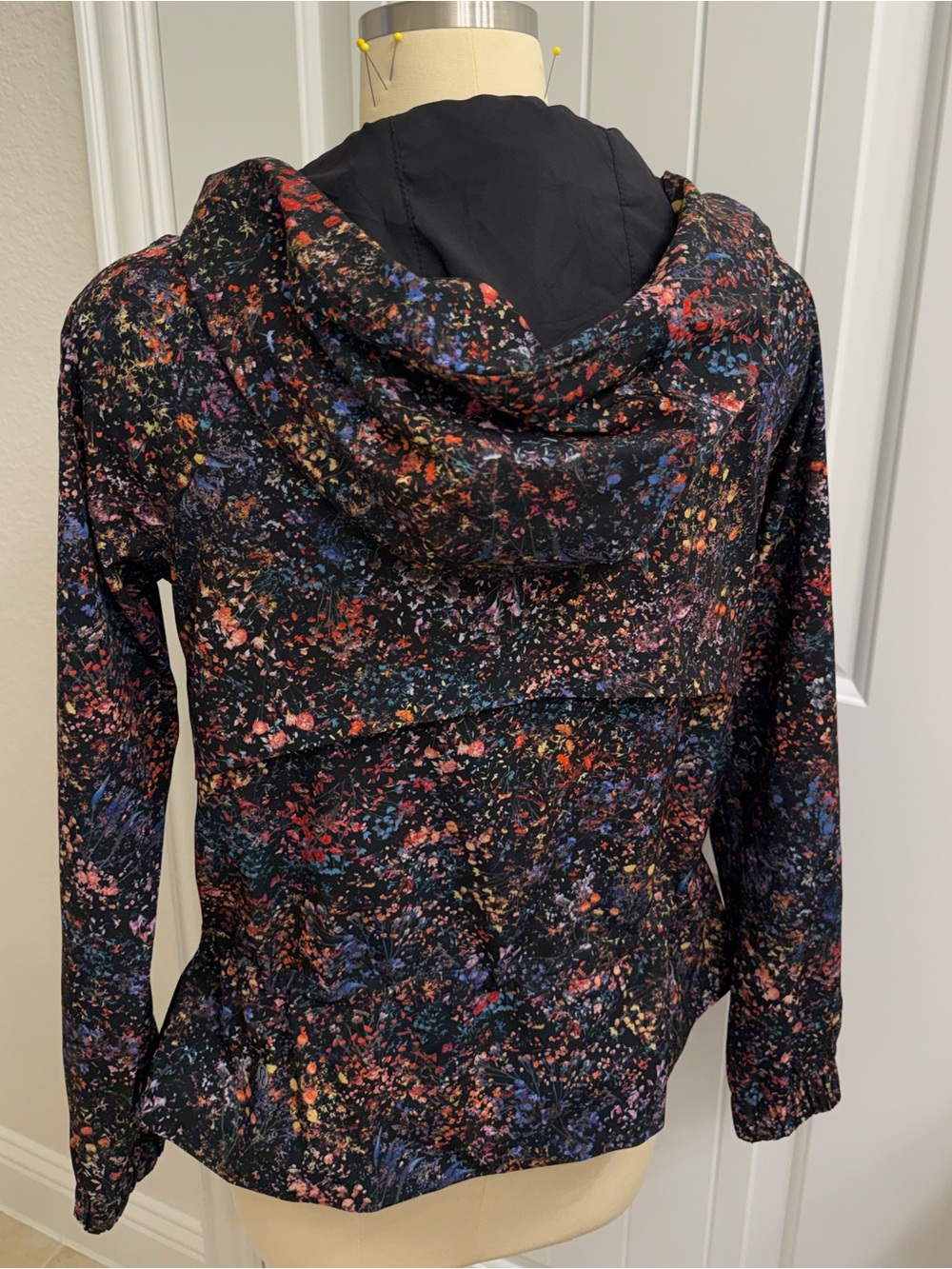 NWOT Lululemon Pack It Up Jacket in Black multi print sz 4